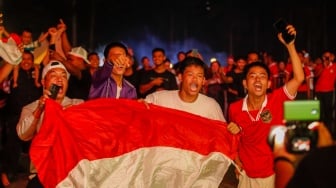 Ekspresi warga saat nonton bareng (nobar) pertandingan Timnas U-23 Indonesia melawan Timnas U-23 Irak dalam perebutan Juara 3 Piala Asia U-23 2024 di Silang Monas, Jakarta, Kamis (2/5/2024). [Suara.com/Alfian Winanto]