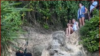 Bagai Panjat Tebing, Akses ke Diamond Beach Tak Layak Untuk Wisatawan