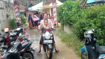 Banjir Lebak Surut, Warga Bersihkan Sisa Lumpur dan Sampah