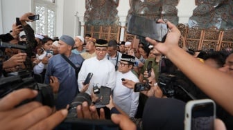 Usai Jumatan di Masjid Baiturrahman, Anies Sampaikan Salam dari Surya Paloh-Salim Segaf untuk Warga Aceh