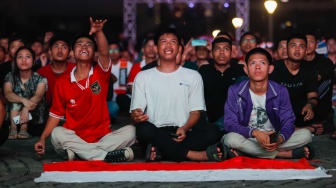 Warga nonton bareng (nobar) pertandingan Timnas U-23 Indonesia melawan Timnas U-23 Irak dalam perebutan Juara 3 Piala Asia U-23 2024 di Silang Monas, Jakarta, Kamis (2/5/2024). [Suara.com/Alfian Winanto]