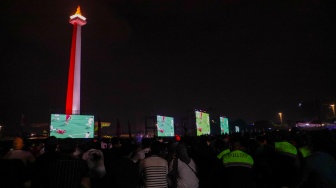 Warga nonton bareng (nobar) pertandingan Timnas U-23 Indonesia melawan Timnas U-23 Irak dalam perebutan Juara 3 Piala Asia U-23 2024 di Silang Monas, Jakarta, Kamis (2/5/2024). [Suara.com/Alfian Winanto]