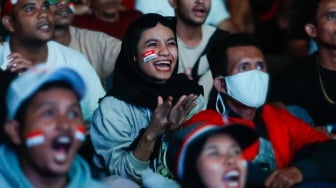 Ekspresi warga saat nonton bareng (nobar) pertandingan Timnas U-23 Indonesia melawan Timnas U-23 Irak dalam perebutan Juara 3 Piala Asia U-23 2024 di Silang Monas, Jakarta, Kamis (2/5/2024). [Suara.com/Alfian Winanto]