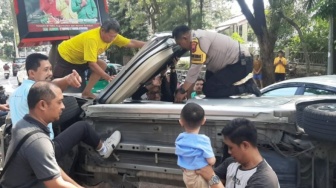 Aksi Heroik Polisi di Semarang, Tolong Korban Mobil Terguling