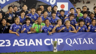 Para pemain Jepang foto bersama dengan trofi setelah memenangkan pertandingan final Piala Asia U23 2024 antara Jepang melawan Uzbekistan di Stadion Jassim Bin Hamad, Doha, Qatar, Jumat (3/5/2024). [KARIM JAAFAR / AFP]