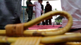 Buka Bisnis Esek-esek, Suami-Istri di Aceh Barat Dicambuk 53 Kali
