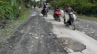 Warga Keluhkan Kondisi Jalan Rusak Parah di Kecamatan Tebas, Kabupaten Sambas