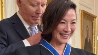 Michelle Yeoh, Artis Asia Pertama Terima Penghargaan Presidential Medal of Freedom dari Joe Biden