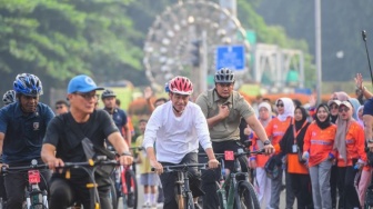 Mendadak Muncul saat CFD, Penampakan Jokowi Asyik Gowes di Bundaran HI Bikin Warga Kaget