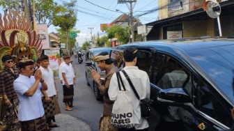 Rizky Febian Tiba di Rumah Mahalini Dengan Pakaian Adat Bali, Didampingi Sule