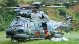 Helikopter Carakal H-225M TNI AU Tembus Daerah Terisolir, Distribusikan Bantuan dan Evakuasi Warga Korban Banjir