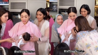 Potret Nagita Slavina dan Raffi Ahmad Gelar Aqiqah Baby Lily dengan Dekorasi Serba Pink, Wajahnya Tak Lagi Ditutupi