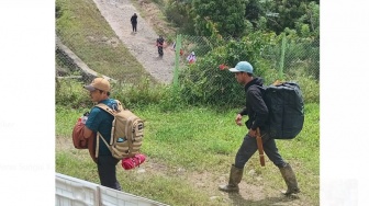 Nakes Jalan Kaki Layani Warga Korban Banjir dan Longsor di Latimojong