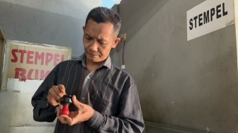 Tukang Stempel Naik Haji, Mahrun Sumartin Rela Menabung 25 Tahun Demi Berangkat ke Tanah Suci