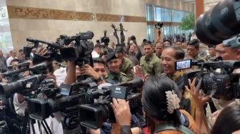 Mendadak Cosplay jadi Awak Media, Jokowi Ketawa Ngakak Nge-Prank Wartawan