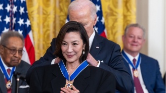 Michelle Yeoh Dianugerahi Presidential Medal of Freedom oleh Joe Biden