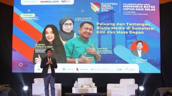 Editor in Chief sekaligus CEO Suara.com Suwarjono saat acara Sumatera Media Summit (SMS) 2024 yang berlangsung di Hotel Aryaduta Palembang, Sumatera Selatan (Sumsel), Senin (6/5/2024). [Foto dok. Suara.com]