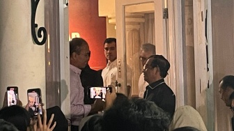 Kompak Berbaju Putih, Ganjar-Mahfud Kumpul Bareng Petinggi TPN Di Teuku Umar Malam Ini