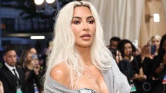 Viral Pinggang Kim Kardashian di Met Gala, Diduga Potong Tulang Demi Tampil Ramping