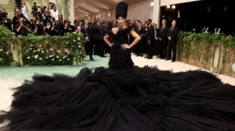 Heboh Cardi B Pakai Gaun Mirip Tarantula di Met Gala 2024: Sampai Dibopong 8 Orang!