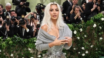 Pinggang Super Ramping Kim Kardashian di Met Gala 2024 Disorot, Ketahui Bahaya Pakai Korset