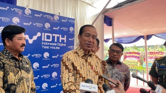 Senyum-senyum, Jokowi Malah Bercanda Ditanya Gabung Partai Mana usai Didepak PDIP