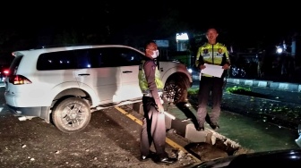Kecelakaan Tunggal di Ringroad Barat Sleman, Pajero Oleng Tabrak Pohon dan Penerangan Jalan