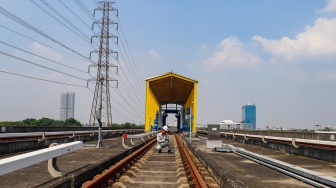 Pekerja melakukan pengecekan jalur Light Rail Transit (LRT) Jakarta di Depo LRT Jakarta Pegangsaan Dua, Jakarta, Rabu (8/5/2024). [Suara.com/Alfian Winanto]