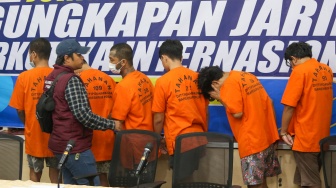 Para tersangka jaringan penyelundupan narkotika jenis ekstasi dihadirkan saat konpers di Bea Cukai Pasar Baru, Jakarta, Rabu (08/04/2024). [Suara.com/Alfian Winanto]
