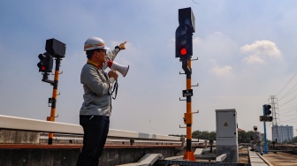 Pekerja melakukan pengecekan Lampu Persinyalan pada jalur Light Rail Transit (LRT) Jakarta di Depo LRT Jakarta Pegangsaan Dua, Jakarta, Rabu (8/5/2024). [Suara.com/Alfian Winanto]