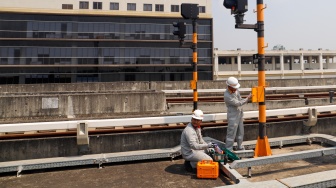 Pekerja melakukan pengecekan Lampu Persinyalan pada jalur Light Rail Transit (LRT) Jakarta di Depo LRT Jakarta Pegangsaan Dua, Jakarta, Rabu (8/5/2024). [Suara.com/Alfian Winanto]