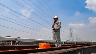 Pekerja melakukan pengecekan jalur Light Rail Transit (LRT) Jakarta di Depo LRT Jakarta Pegangsaan Dua, Jakarta, Rabu (8/5/2024). [Suara.com/Alfian Winanto]