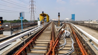 Intip Perawatan Jalur Kereta LRT Jakarta