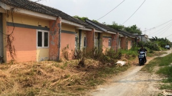Rasa Was-was Warga Villa Kencana Cikarang Hidup Berdampingan dengan Rumah Terbengkalai