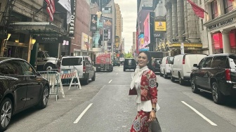 Kunjungi Amerika, Begini Gaya Kris Dayanti Pakai Batik Tulis Pekalongan di Jalanan New York