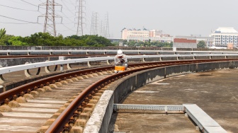 Pekerja melakukan pengecekan jalur Light Rail Transit (LRT) Jakarta di Depo LRT Jakarta Pegangsaan Dua, Jakarta, Rabu (8/5/2024). [Suara.com/Alfian Winanto]