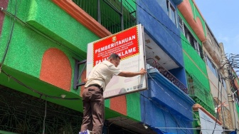 Belum Bayar Pajak, 6 Tempat Usaha di Bandar Lampung Dipasang Stiker Penunggak Pajak