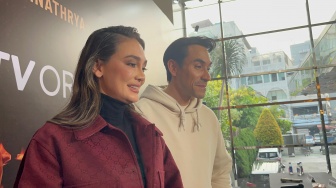 Dirangkul Mesra Darius Sinathrya, Luna Maya Tuai Komentar Warganet: Cocok yang Seumuran!