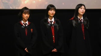 Para Member JKT48 tampil saat perilisan Short Movie dan Single Original Terbaru 'Magic Hour' di CGV Cinema FX Sudirman, Jakarta, Rabu (8/5/2024). [Suara.com/Alfian Winanto]