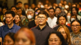 Umat Nasrani mengikuti ibadah misa kenaikan Isa Almasih di Gereja Katedral, Jakarta, Kamis (9/5/2024). [Suara.com/Alfian Winanto]