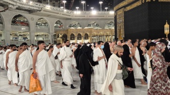 Ratusan ribu umat muslim dari berbagai negara memadati Masjidil Haram untuk beribadah dan melakukan tawaf mengelilingi Kakbah, Kamis (9/5/2024). [MCH2024/Suara.com-Chandra Iswinarno]