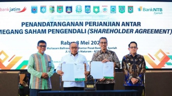 Pj. Gubernur Adhy Saksikan Penandatanganan Shareholder Agreement Bank Jatim dengan Pemprov NTB dan Bank NTB Syariah