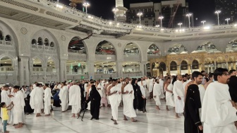 24 Jemaah Furoda 'Bodong' Diamankan di Madinah, Visa Umrah Digunakan untuk Berhaji!