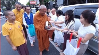 Ratusan Umat Buddha di Denpasar Sambut Para Bhikkhu di Jalan Dalam Tradisi Pindapata