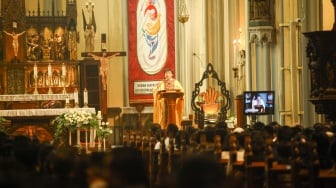 Umat Nasrani mengikuti ibadah misa kenaikan Isa Almasih di Gereja Katedral, Jakarta, Kamis (9/5/2024). [Suara.com/Alfian Winanto]