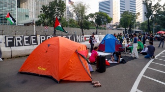 Sejumlah massa melakukan aksi di dekat tenda saat aksi solidaritas untuk Palestina di depan Kedutaan Besar Amerika untuk Indonesia, Jakarta, Jumat (10/5/2024). [Suara.com/Alfian Winanto]
