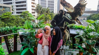 Warga mengunjungi Jembatan Penyebrangan Orang (JPO) Pinisi di Jalan Jenderal Sudirman, Jakarta, Jumat (10/5/2024). [Suara.com/Alfian Winanto]