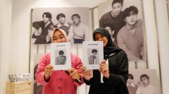 Para fans BTS atau Army saat memadati Pop-up BTS MONOCHROME yang hadir di Gandaria City Mall, Jakarta, Jumat (10/5/2024). [Suara.com/Alfian Winanto]