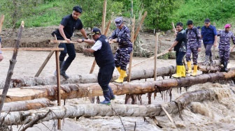 Momen Bahtiar Baharuddin Seberangi Sungai untuk Pastikan Kondisi Warga Korban Bencana