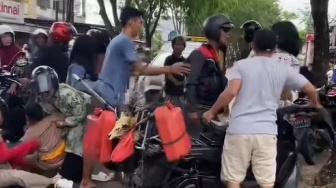 Viral Pemuda Bonceng Tiga Ugal-Ugalan di Pontianak, Tabrak Ibu dan Anak hingga Hampir Dihakimi Massa